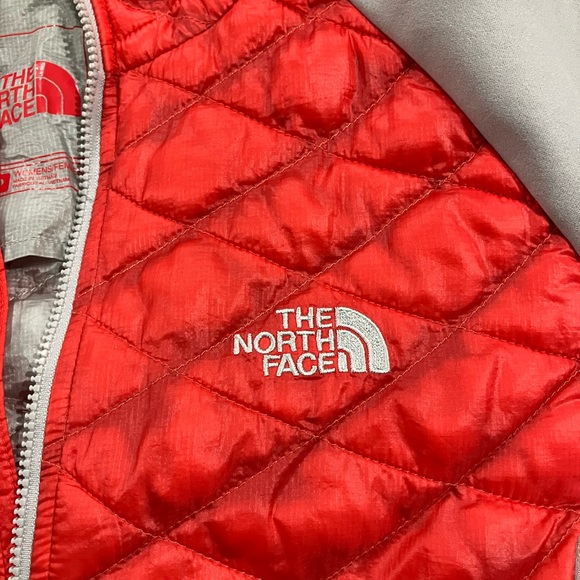 North Face Small Red Quilted Puffer Jacket - Picture 6 of 7